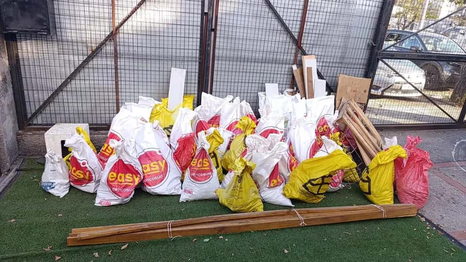 Antes del retiro de escombros en jardín previo a instalación de césped sintético en Santiago