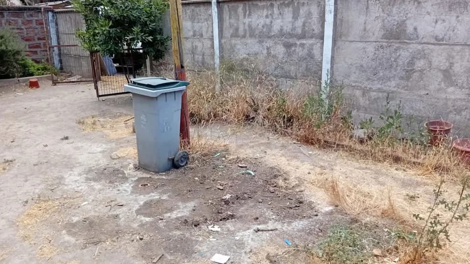 Después del retiro de escombros en patio exterior completamente despejado
